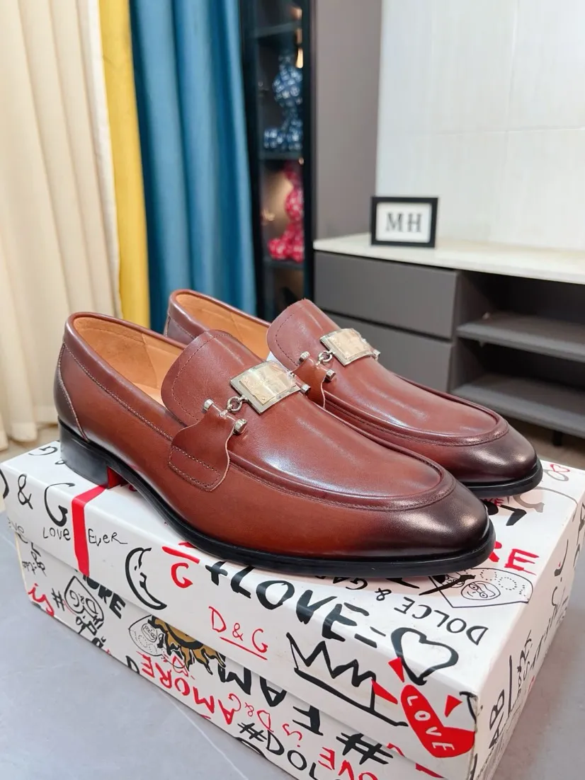 Men's shoes 💰540🌸🌸 [DG Dolce & Gabbana] High-end customized leather shoes. The upper is made of imported calf leather. Original hardware. I believe you will be impressed from the first time you see it. The avant-garde atmosphere can no longer fully interpret its elegance. AAA grade rubber outsole is super comfortable. The original cover last of the counter ensures its original version and quality. The upper is simple and the cowhide lining ensures its comfort and breathability. A pair of truly good shoes has its own unique soul, famous quality, and the first choice for successful people. Regular size 38-44 (45 customized)